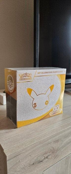 Pokémon - 1 Elite trainer box - ETB 30th Anniversario, Hobby en Vrije tijd, Nieuw