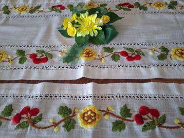 Schattige lentetafellopers, uitgevoerd met prachtige bloemen