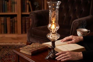 Splendida Lampada (Stile Liberty) ad Olio Vintage con Base