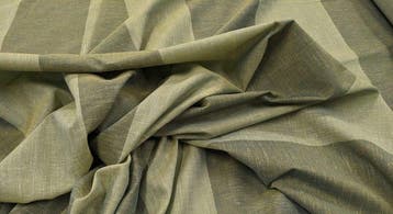 Armonia in Verde: Tendaggio Artigianale di Lusso con Barrè