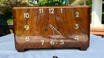 Horloge de table - Art déco Nussbaum Wurzelfunier -, Antiquités & Art