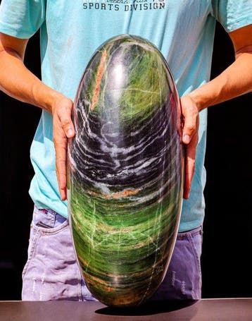 Nefrietjade steen Lingam - Hoogte: 51 cm - Breedte: 22 cm-