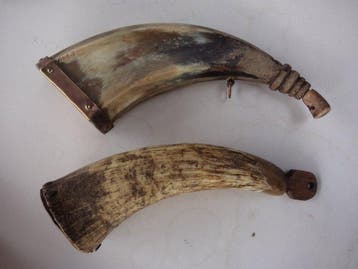 sculptuur, 2 kruuit flessen - 18 cm - Hoorn - 1820, Nieuw