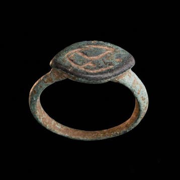 Viking periode Brons Uitstekende Ring – “Isa–Fehu Galdr”