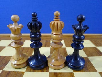 English jeu déchecs type Calvert en buis avec echiquier