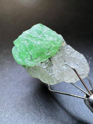 23,45 ct Qualité collectionneur Cristal de grenat tsavorite