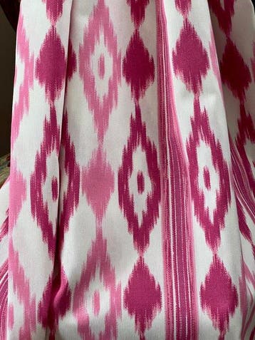 Dubbel breed. Ikat-stof met etnische patronen voor decoratie