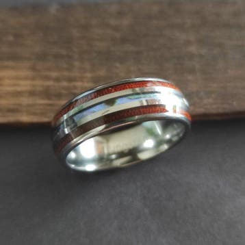 Tungsten, ring van tungsten met inleg van koa-hout en