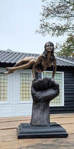 sculptuur, turning lady on hand - 31 cm - brons marmer