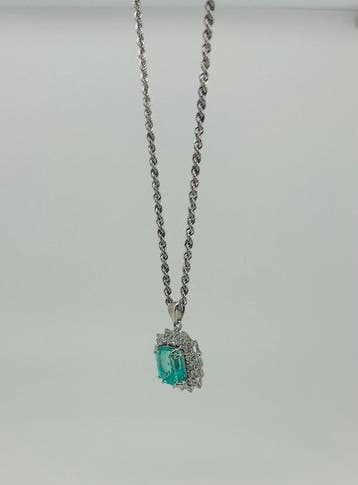 Collier - 18 carats Or blanc - 4.21ct. tw. Émeraude -