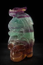 Regenboogfluoriet kristallen schedel met draak – Handgemaakt, Verzamelen, Mineralen en Fossielen