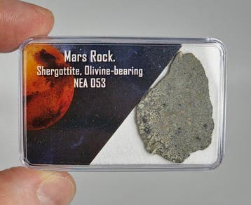 Météorite martienne (shergottite, olivineuse). NEA 053. -