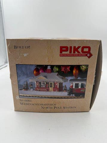Piko G - 62265 - Modeltreingebouwen (1) - Kersttreinstation, Hobby en Vrije tijd, Modeltreinen | Overige schalen, Nieuw