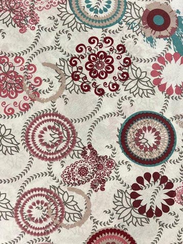 Decoratieve tafellaken met bloemmotieven en veelkleurige