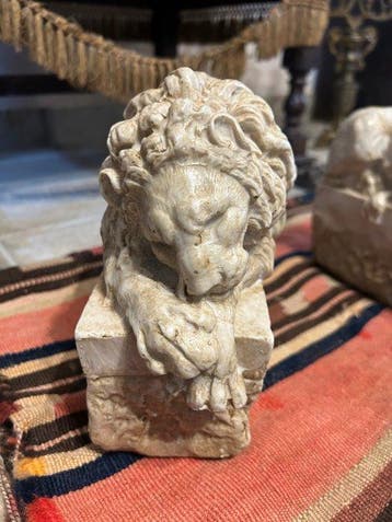 Figuur - Coppia di leoni sdraiati su base (2) - Gips
