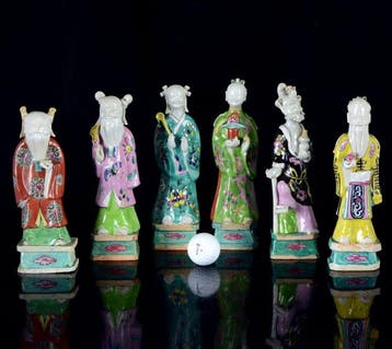 Een groep van zes grote Chinese figuren, sterngod Shoulao en