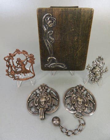 Broche Art nouveau, pendentif et fermoir dans une boîte