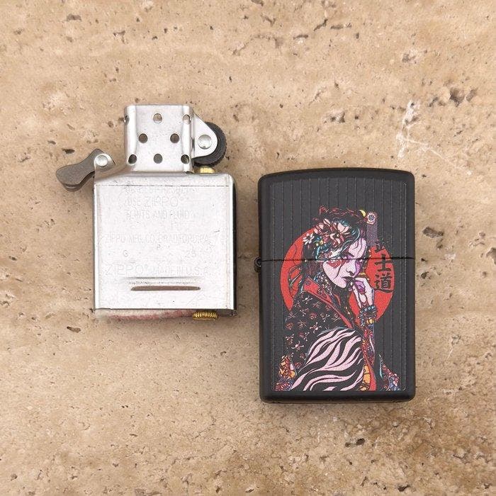 Zippo - Geisha Design Lighter – Black Matte Finish – Boxed, Verzamelen, Rookartikelen, Aanstekers en Luciferdoosjes