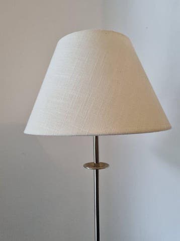 Elegante Stehleuchte – Metall & Stoff – Klassisches Design -