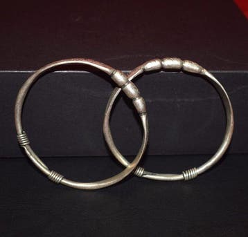 Set van twee armbanden met vismotief, brengt geluk, Miao -, Antiquités & Art