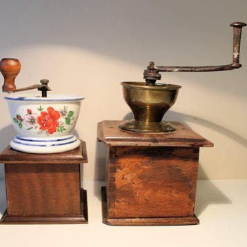 Koffiemolen (2) - Hout, Porselein, Messing, Metaal