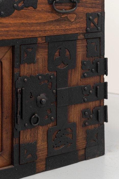 Commode - Un coffre marchand en Zelkova japonais avec, Antiek en Kunst, Antiek | Overige Antiek