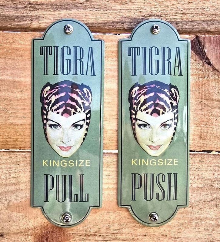 Emaille deurpostjes Tigra set, Verzamelen, Merken en Reclamevoorwerpen, Verzenden