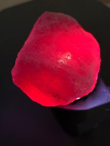 Rubis Brut. Époustouflant rubis pigeon blood de Mozambique