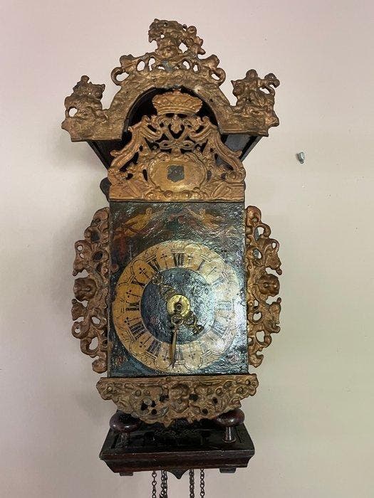 Friese stoelklok (3) - Hout, Lood, Messing - 1750-1800 -, Antiquités & Art, Antiquités | Horloges