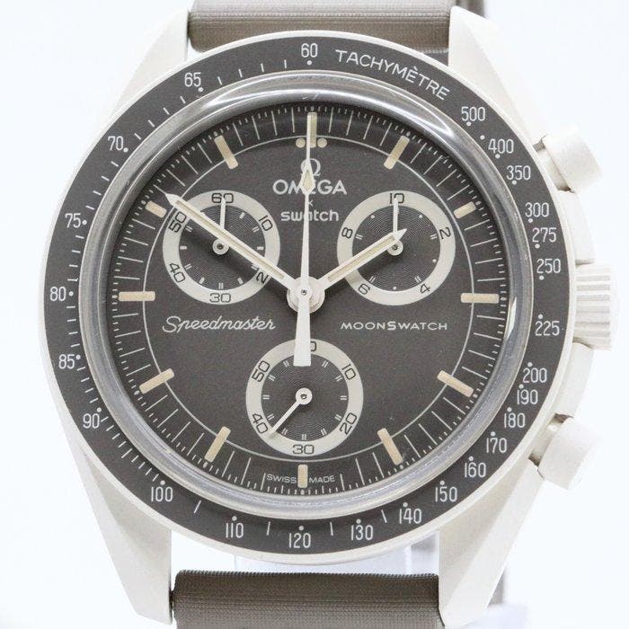 Omega x Swatch - MoonSwatch. Mission on Earth. Desert - Sans, Handtassen en Accessoires, Horloges | Heren