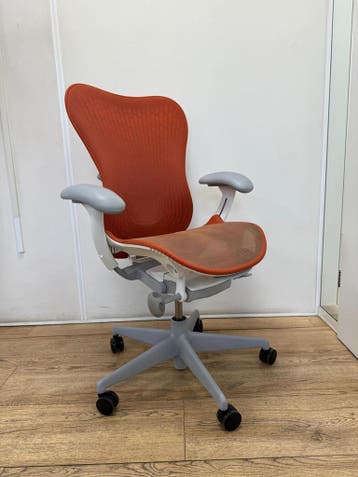 Refurbished Herman Miller Mirra 2 Butterfly Studio Orange, Verzenden, Oranje, Zo goed als nieuw, Bureaustoel