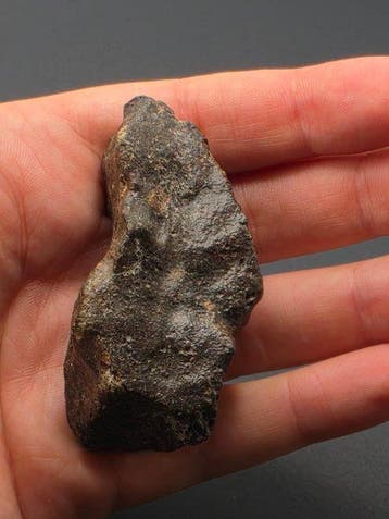 meteoriet Chondrite meteoriet - Hoogte: 6 cm - 100 g, Verzamelen, Mineralen en Fossielen