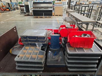 (24x) Pvc bakken inhoudende divers klein..., Nieuw