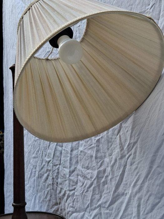 Lamp - Hout - Houten vloerlamp met plateau en plissé kap, Antiek en Kunst, Kunst | Designobjecten