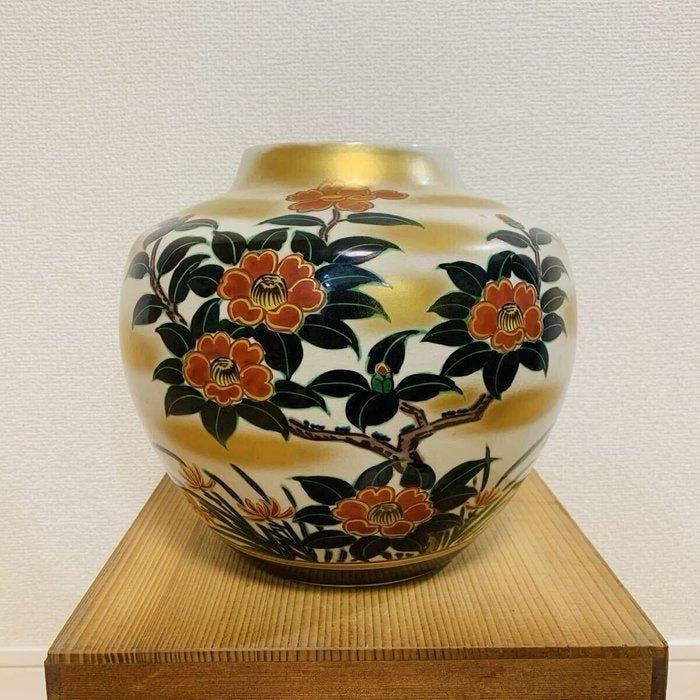 Vaas - Porselein - Japan - Camellia-motief vaas (Zonder, Antiek en Kunst, Antiek | Overige Antiek