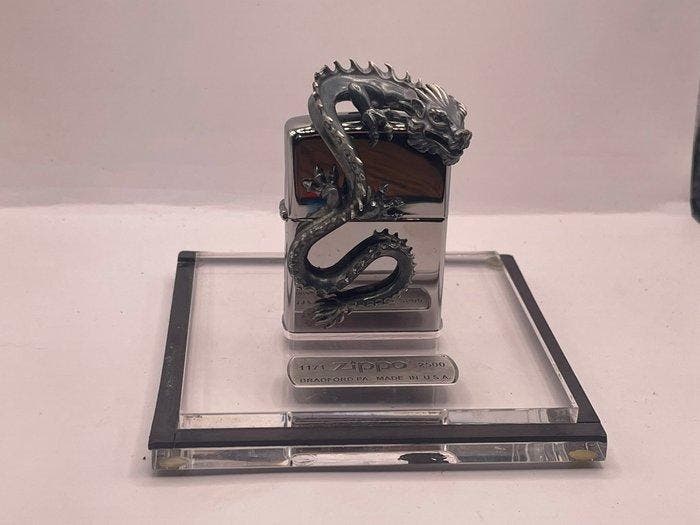 Zippo - N° 1171/2500 EDITION RARE - COFFRET ZIPPO 3D DRAGON, Verzamelen, Rookartikelen, Aanstekers en Luciferdoosjes