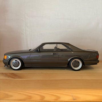 Otto Mobile 1:18 - Modelauto - Mercedes-Benz 560SEC AMG, Hobby en Vrije tijd, Nieuw