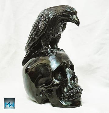 Kraaiensculptuur bovenop schedel, met de hand uitgehouwen in