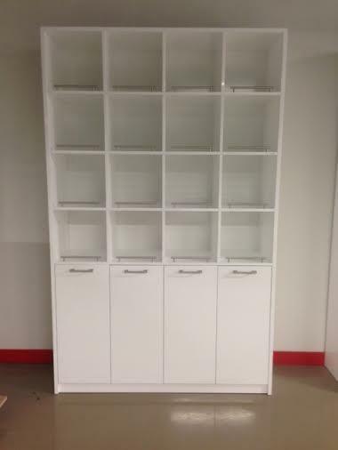 *TIP*  Italiaanse high glossy witte vakkenkast grote vakken, Articles professionnels, Aménagement de Bureau & Magasin | Commerce & Inventaire