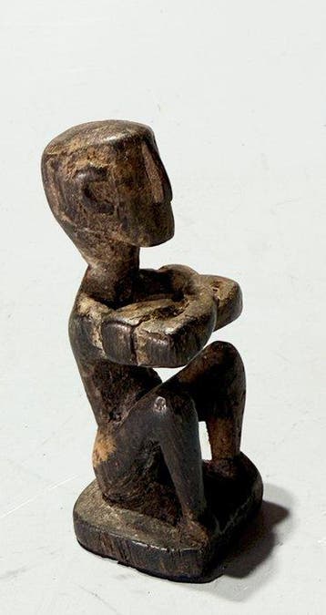 Prachtig uitgehouwen ceremoniële kom met geestfiguur Sentani