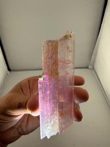 Cristal de kunzite – gemme rose transparente à terminaisons