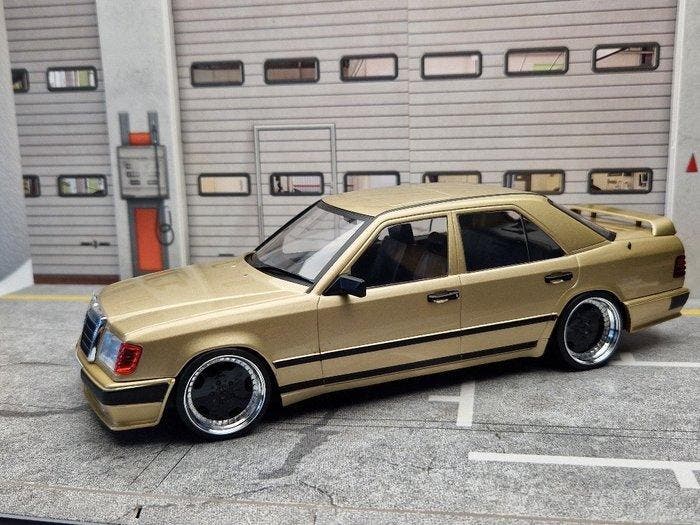 MCG 1:18 - Modelauto - Mercedes Benz E-Klasse W124 - 1990 -, Hobby & Loisirs créatifs, Voitures miniatures | 1:5 à 1:12
