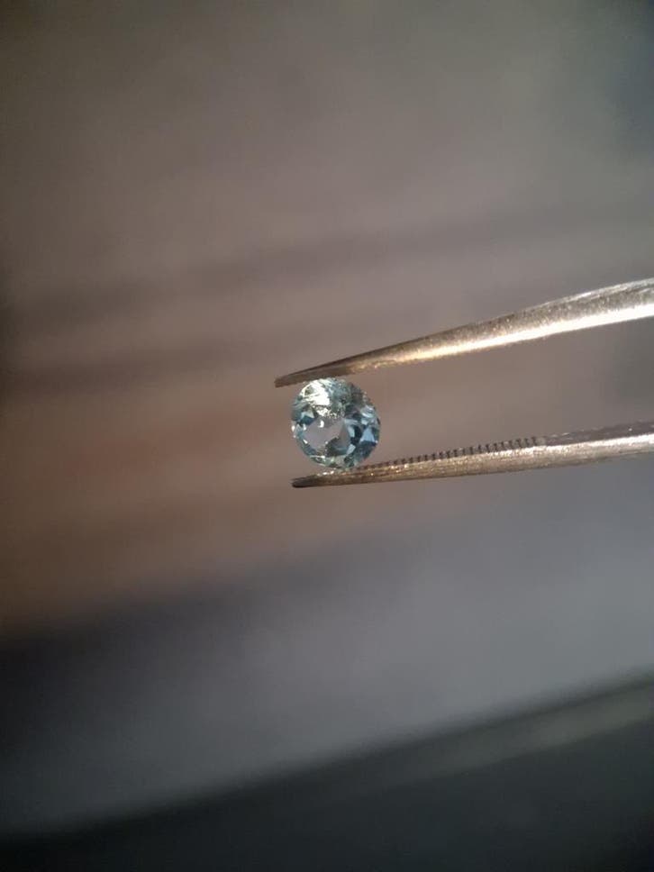 Natural Swiss Blue Topaz - 0.510 ct - round - irradiated - h, Handtassen en Accessoires, Edelstenen, Nieuw, Verzenden