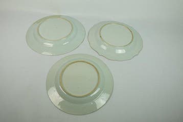 Drie grote decoratieve borden uit de Qing-dynastie -