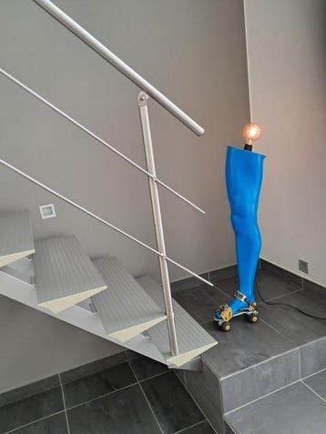 Kunstobject-beenlamp rolschaatsen - Staande lamp - Hars