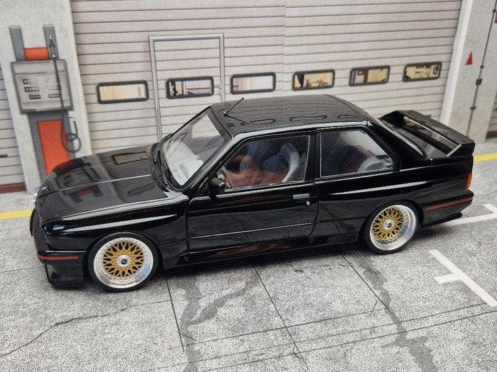 Solido 1:18 - Modelauto - BMW E30 M3 evolution 1990 met, Hobby en Vrije tijd, Modelauto's | 1:5 tot 1:12