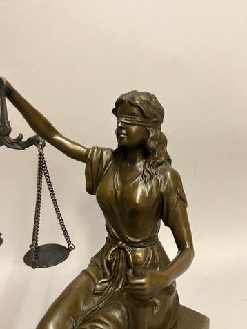 Sculpture, Groter beeld van een zittende Vrouwe Justitia -, Antiek en Kunst
