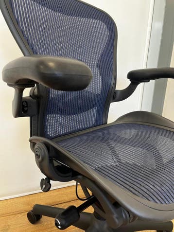 Refurbished Herman Miller Aeron, Blauwe Mesh, Zo goed als nieuw, Bureaustoel, Ergonomisch, Verzenden