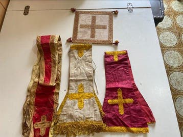 Stola, handvatten en tas van zijde en geborduurde stof uit, Antiek en Kunst