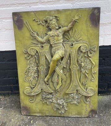 Relief, Harlekijn op letter M - 61.5 cm - Bronze patiné